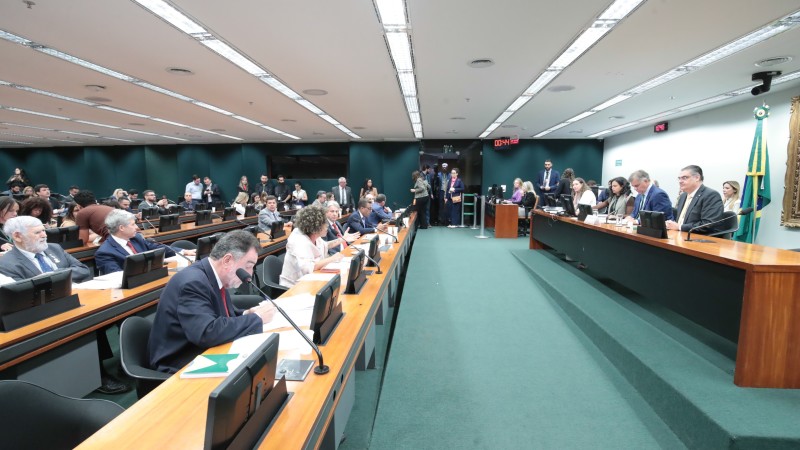Discussão foi suspensa ontem após início da Ordem do Dia em Plenário.