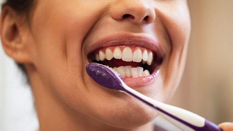 Problemas odontológicos afetam qualidade de vida, produtividade e doenças sistêmicas, tornando o cuidado preventivo uma prioridade de saúde pública.