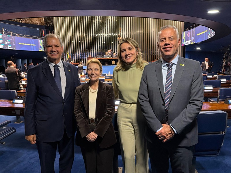 Bancada ruralista comemora aprovação de renegociação das dívidas. Da esquerda para a direita: deputado Alceu Moreira; senadora Tereza Cristina; Tania Zanella, presidente do IPA; e deputado Evair de Melo.