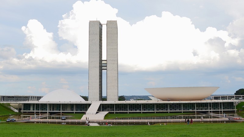 O retorno do debate ao Congresso expõe dilemas sobre violência juvenil, sistema prisional e a real capacidade do Estado de ressocializar adolescentes.