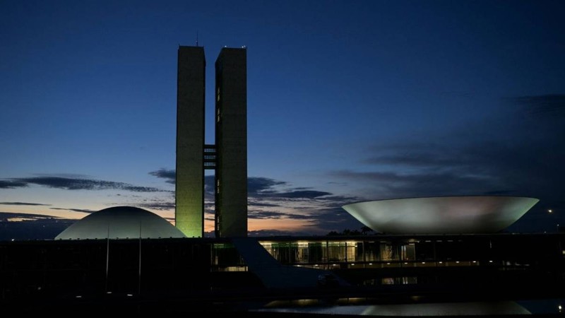 Visão noturna da fachada do Congresso Nacional.