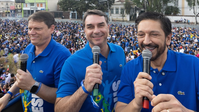 Tarcísio de Freitas, Flávio Bolsonaro e Ricardo Nunes na Marcha para Jesus.