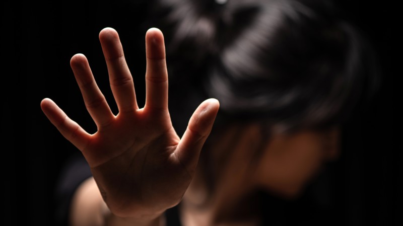 Texto em análise na Câmara busca endurecer penas contra práticas que promovam discriminação e violência contra mulheres.
