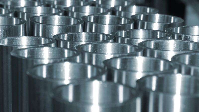 Governo passa a regular materiais separadamente e o setor do aço defende que a reciclabilidade, e não cotas genéricas, seja o principal critério.