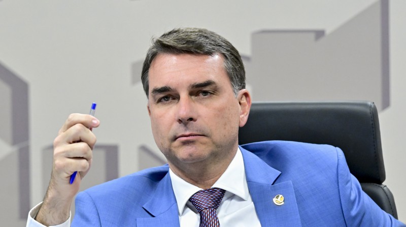 Senador defendeu Bolsa Família e isenção do IR.