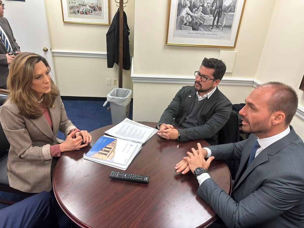 Deputado Eduardo Bolsonaro, Paulo Figueiredo e a deputada republicana Maria Salazar