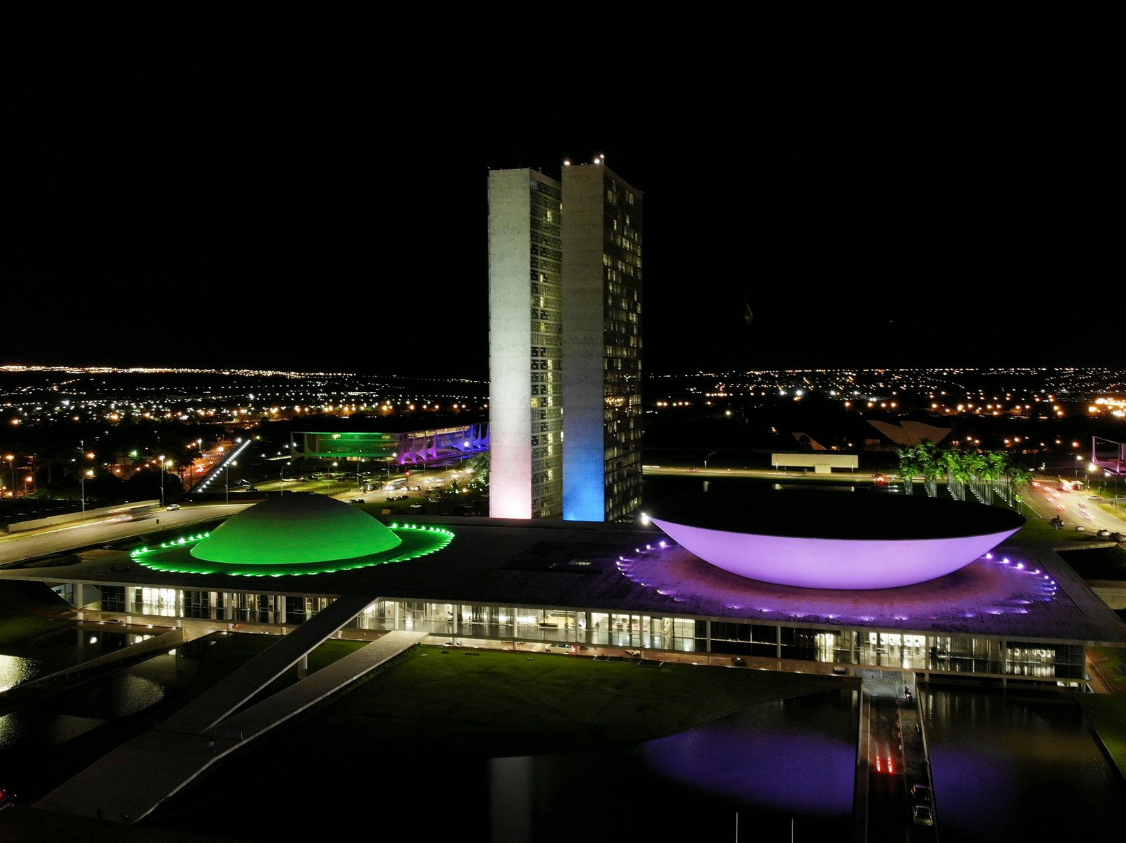 Congresso Nacional recebe iluminação especial para o Dia Mundial das Doenças Raras.