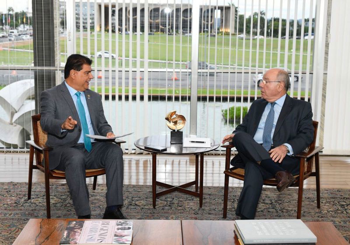 O senador Nelsinho Trad (PSD-MS) com o chanceler Mauro Vieira, em encontro no Palácio do Itamaraty