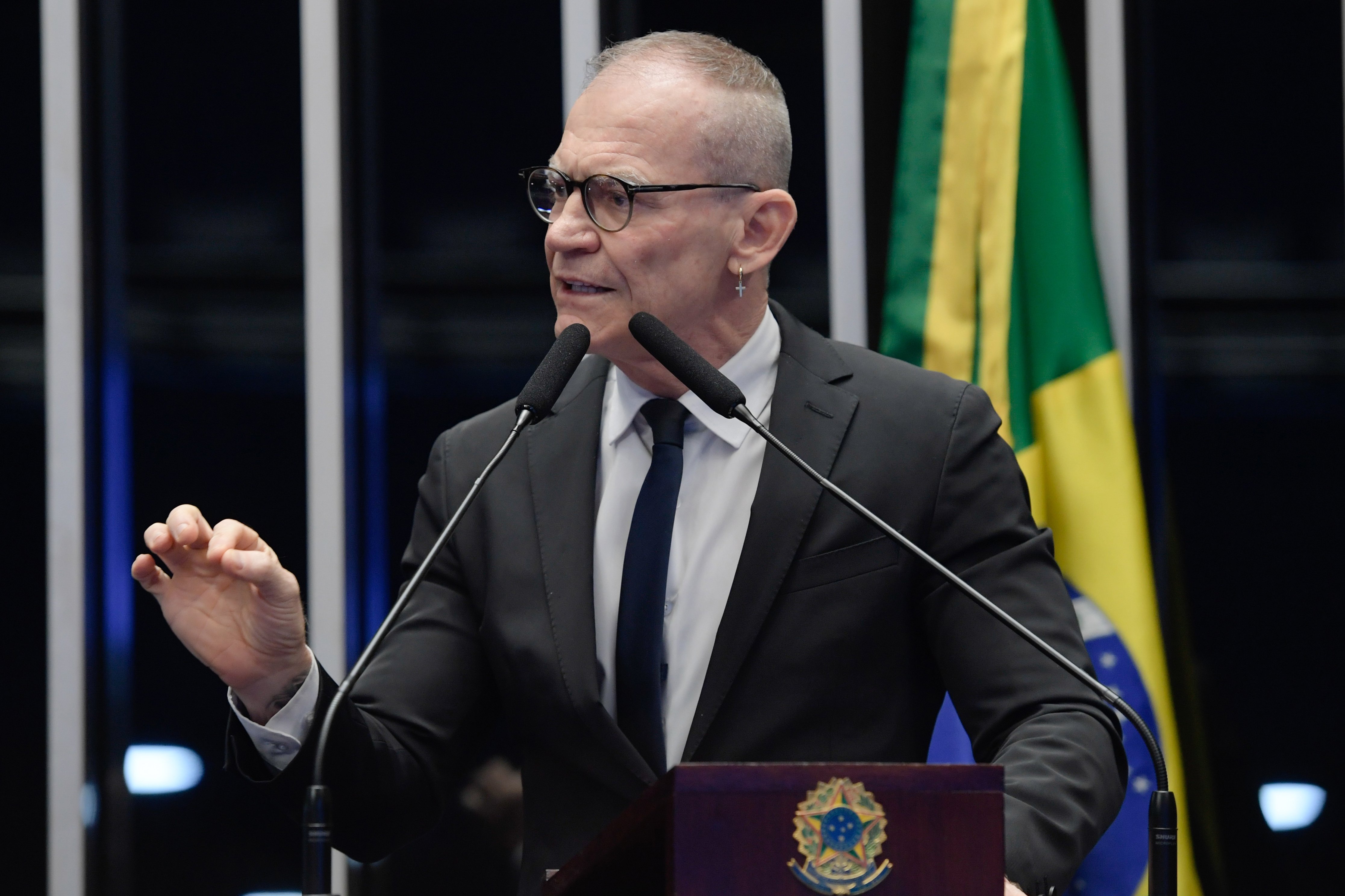 Em discurso, à tribuna, senador Fabiano Contarato (PT-ES).