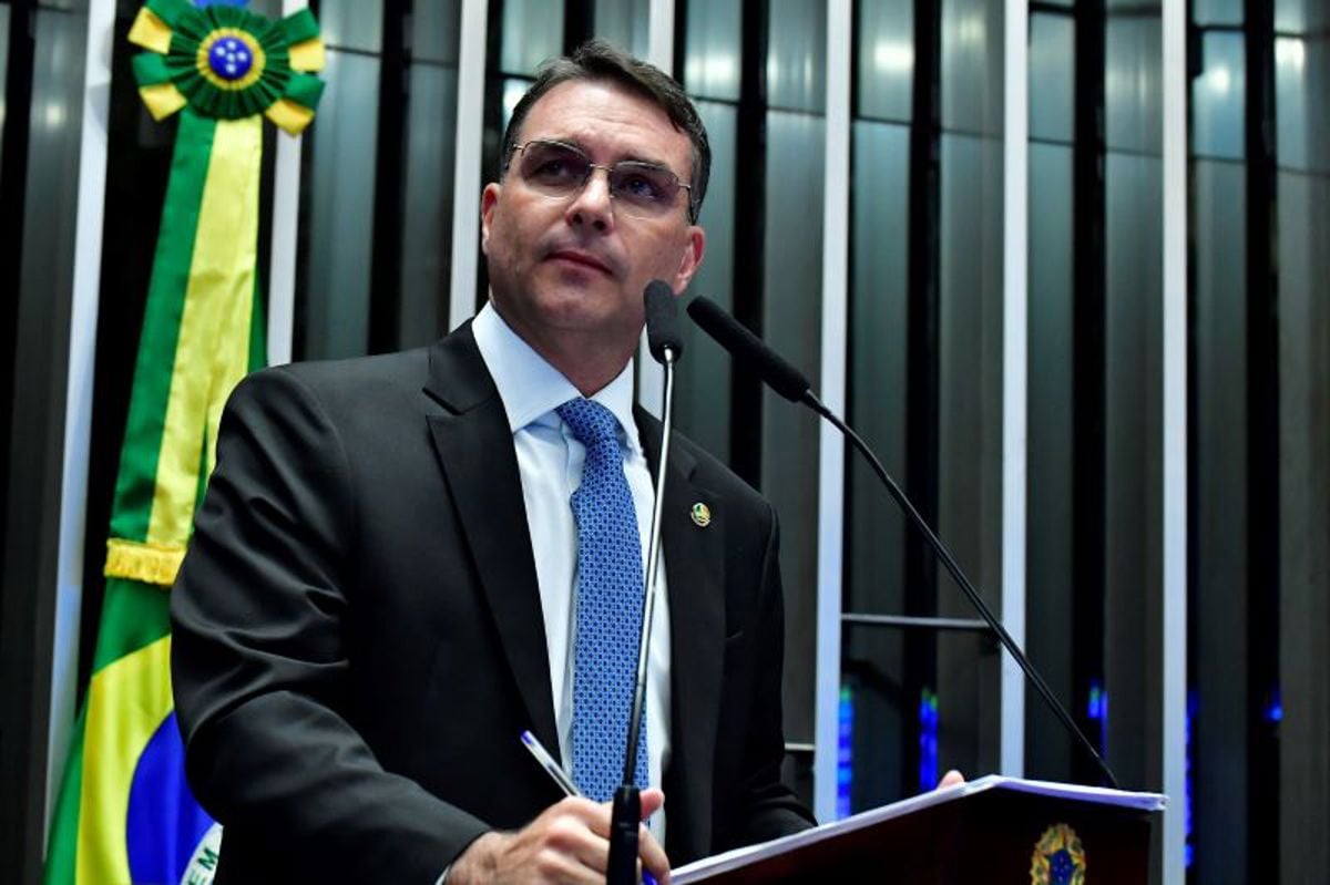 O senador Flávio Bolsonaro (PL-RJ) propõe dobrar a pena para furtos de celular