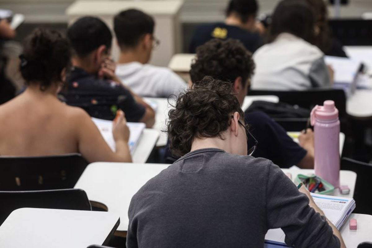 O programa Pé-de-Meia tenta reduzir a evasão escolar oferecendo incentivos financeiros a estudantes do ensino médio da rede pública. Na foto, alunos estudam em um curso preparatório para o Enem, em São Paulo