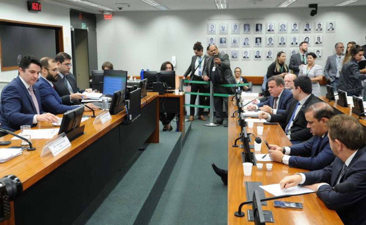 Na foto, a CPI da Americanas em funcionamento, em 2023. Hoje, onze requerimentos para a criação de comissão parlamentar de inquérito estão na fila, na Câmara dos Deputados