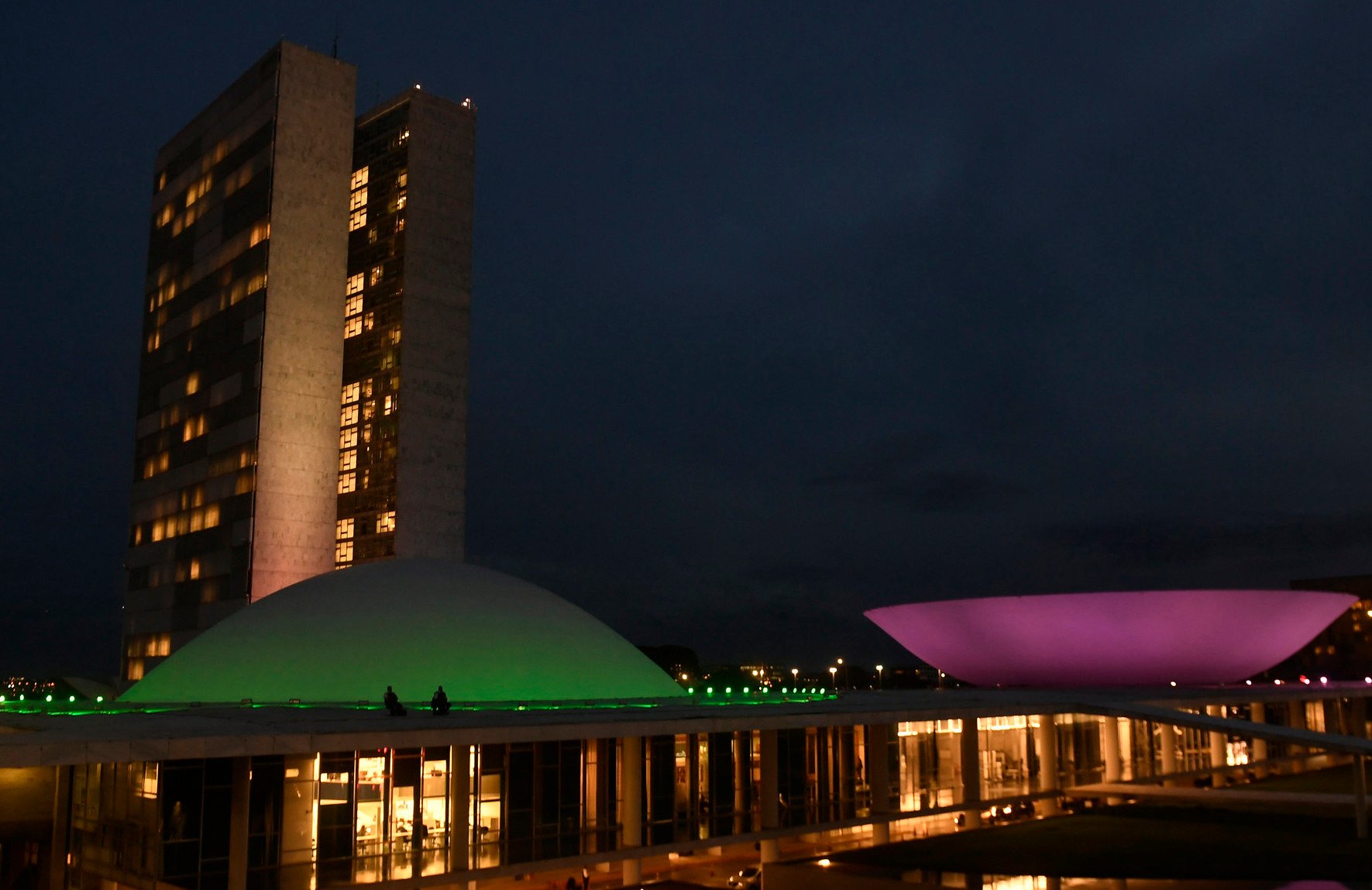 Congresso iluminado em homenagem ao Dia Mundial das Doenças Raras.