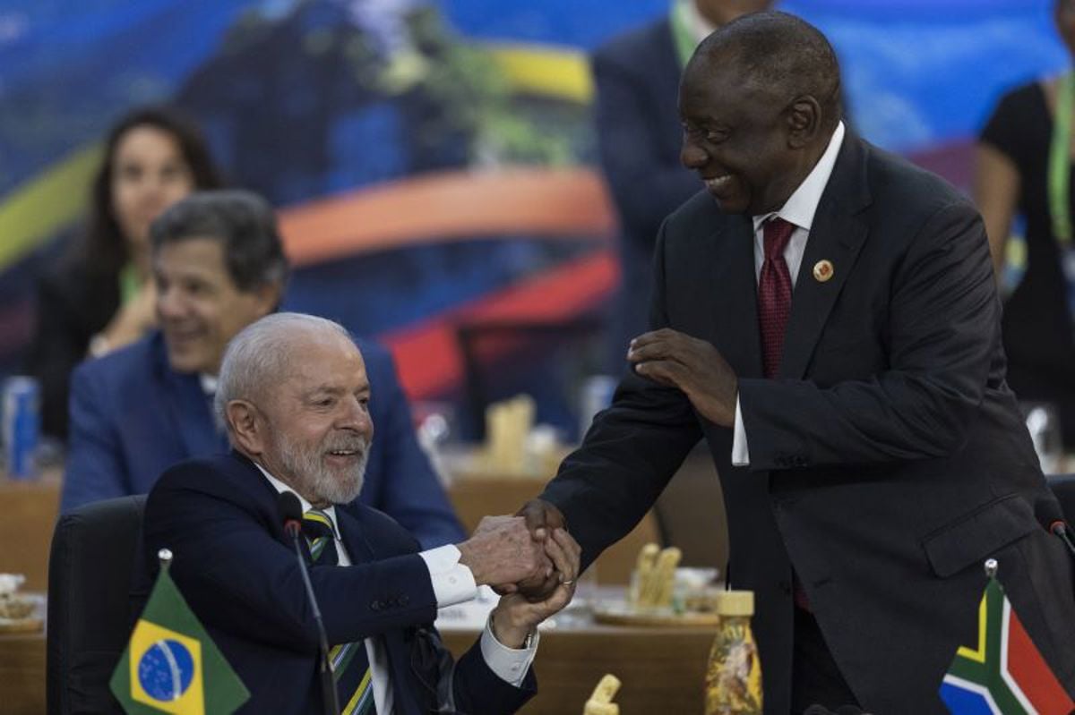 Lula com o presidente da África do Sul, Cyril Ramaphosa. Os dois líderes assinam um artigo pró-multilateralismo com Pedro Sánzhez, presidente do governo da Espanha