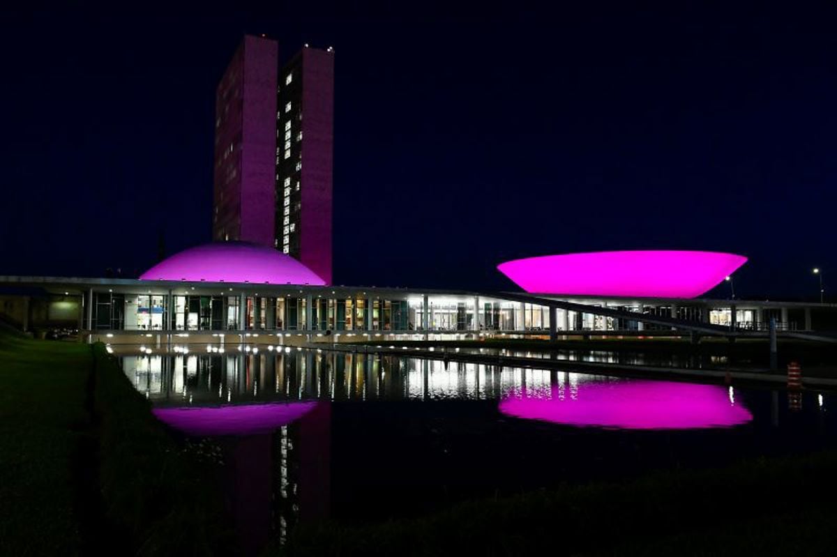 Congresso vai ser iluminado de roxo pela ocasião do Dia Internacional da Mulher. Na foto, o edifício do Legislativo em 8 de março de 2019, quando também adotou as cores pela mesma ocasião