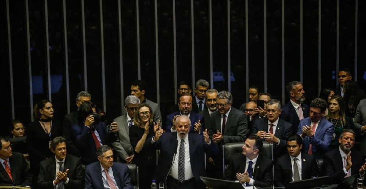 Lula discursando no plenário da Câmara em 2023, no evento de promulgação da reforma tributária