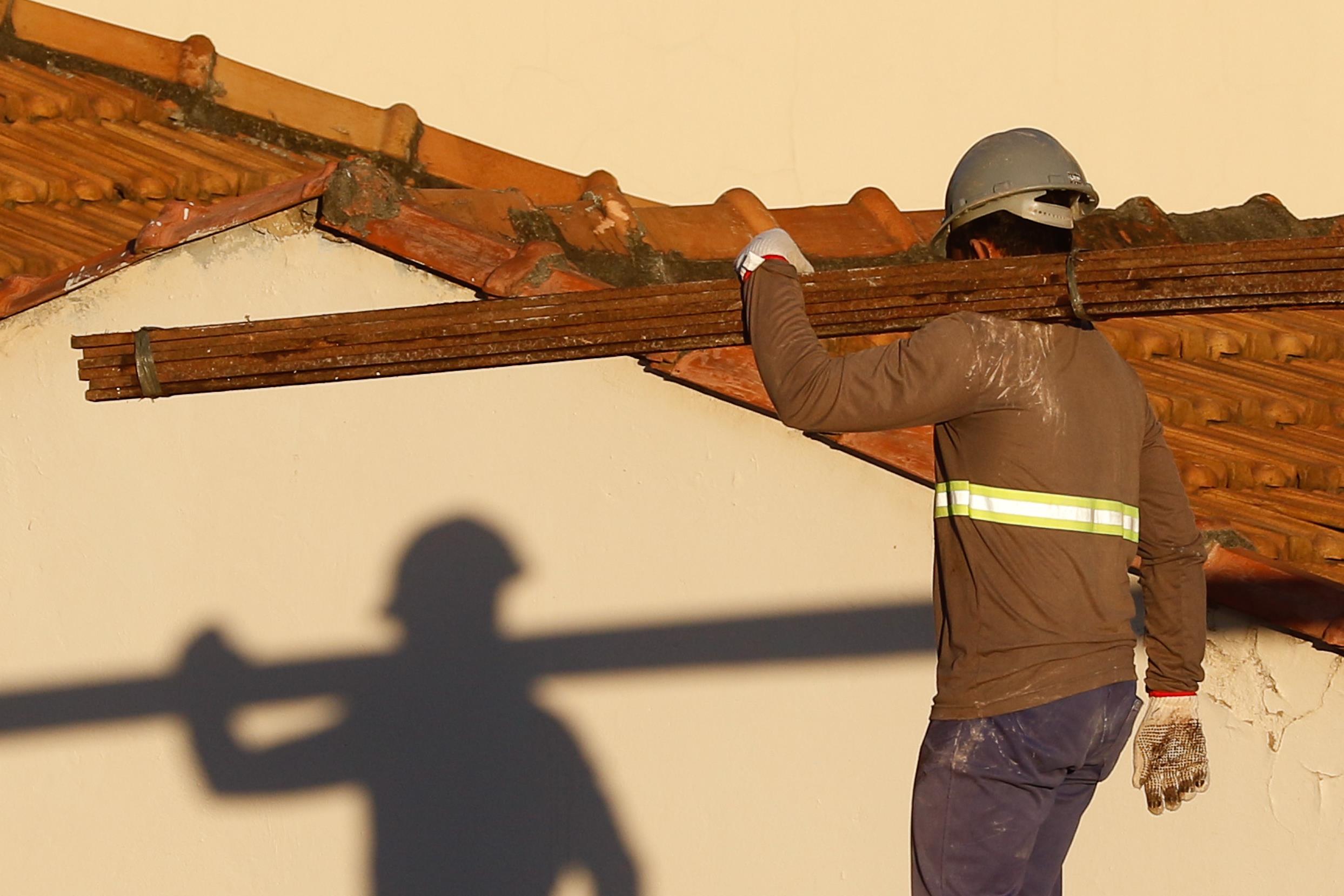 Trabalhador de construção civil no centro do Rio de Janeiro.