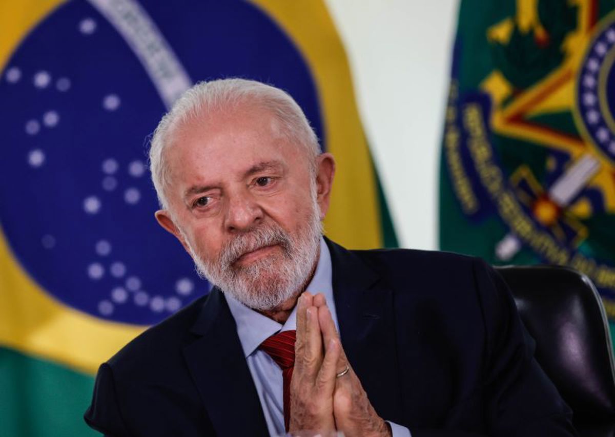 O presidente Lula (PT) assina a medida provisória em cerimônia do Planalto