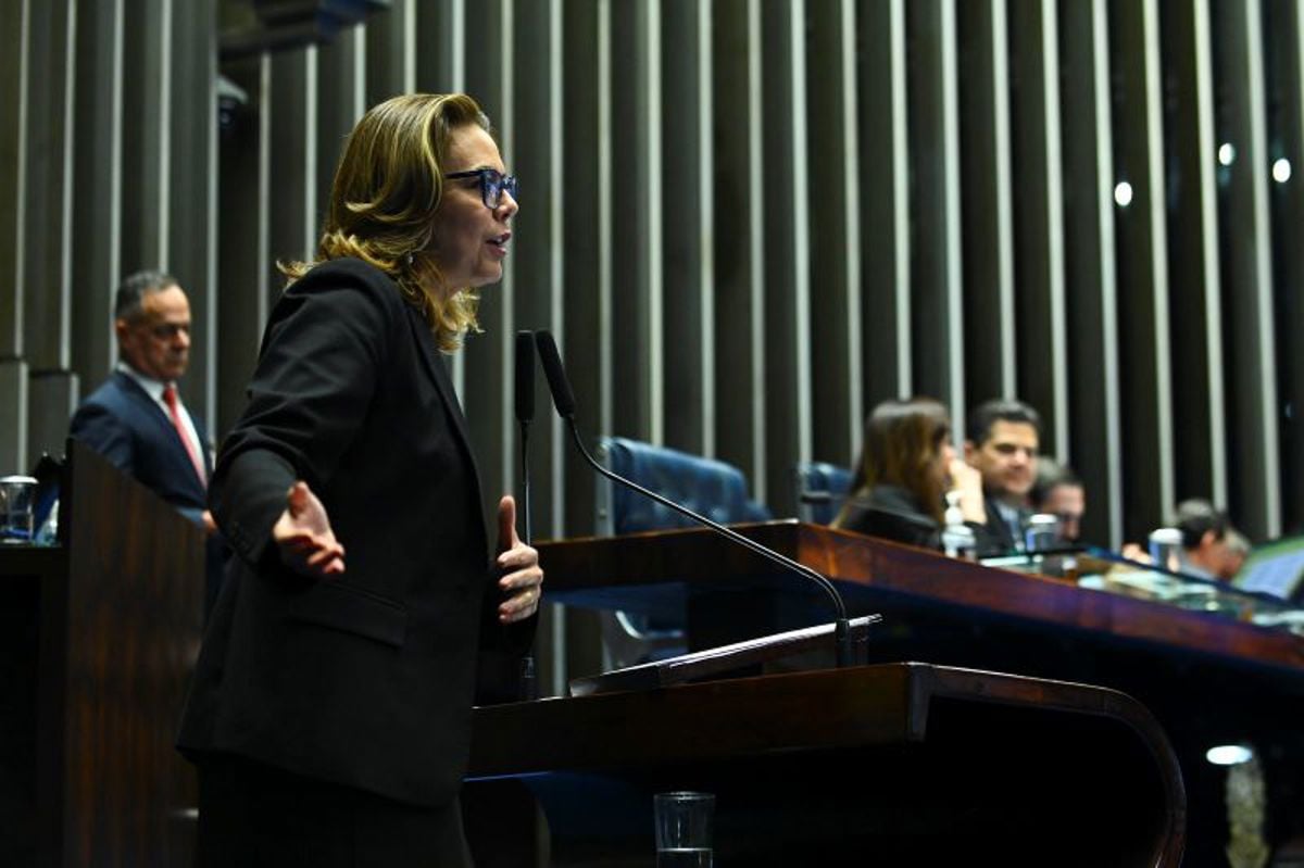 A senadora Leila Barros (PDT-DF), discursando na tribuna