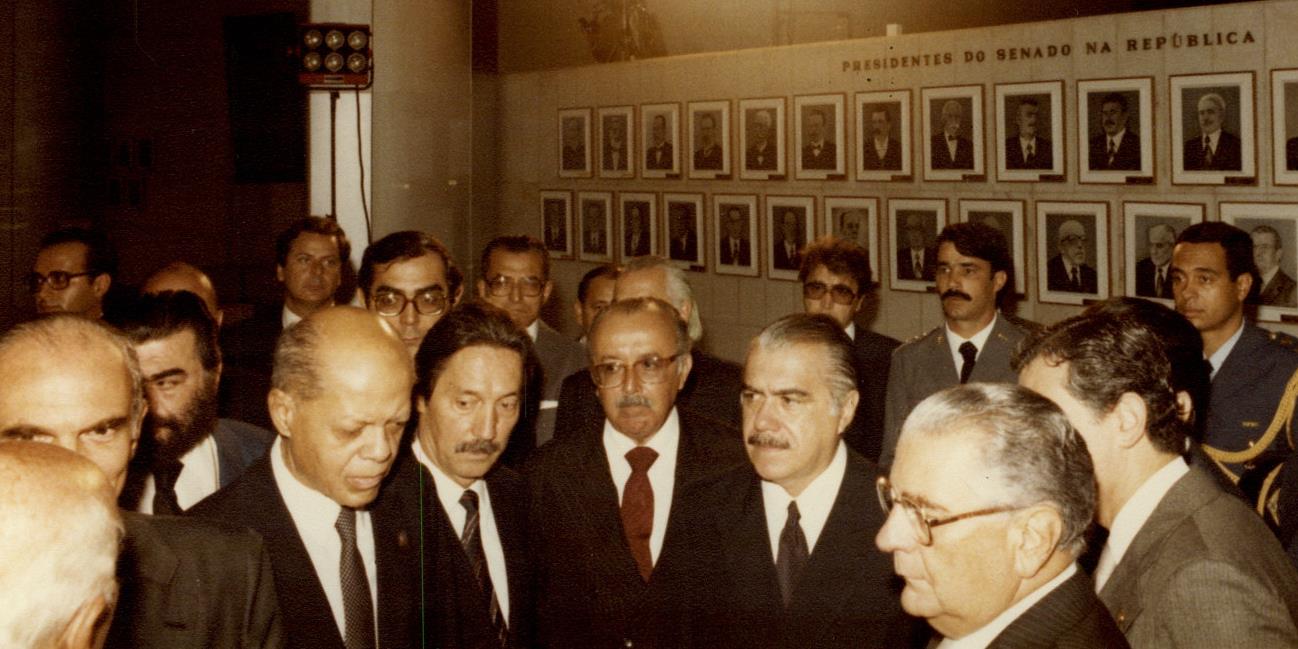 Posse do presidente José Sarney e seu substituto legal Ulysses Guimarães em 15 de março de 1985, em sessão conjunta do Congresso Nacional, presidida pelo senador José Fragelli.