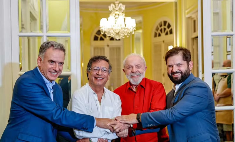 Orsi, Petro, Lula e Boric durante posse do presidente uruguaio