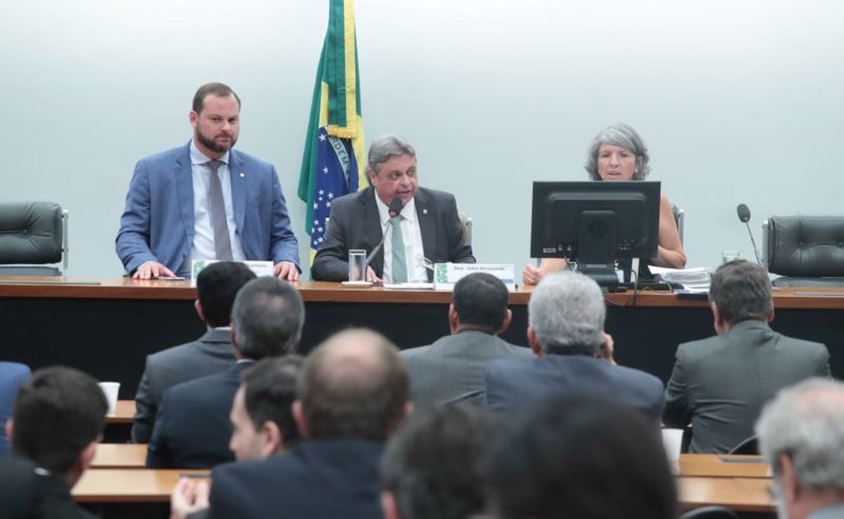 Orçamento de 2025 precisa passar pela CMO antes de ir à votação em plenário. Na foto, o deputado Júlio Arcoverde (PP-PI) preside sessão da comissão.