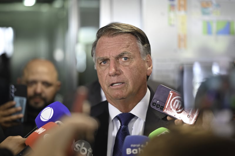 Bolsonaro fala sobre licença do Eduardo.