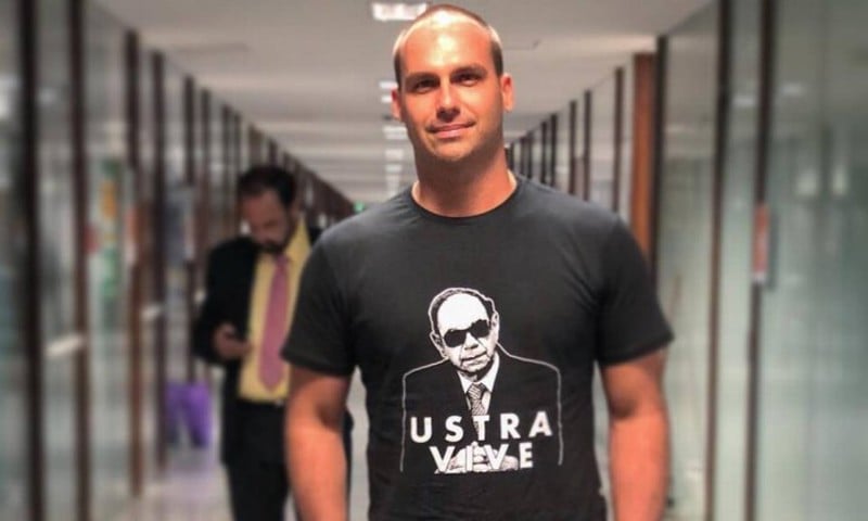 Eduardo Bolsonaro já circulou pela Câmara com camisa em homenagem ao torturador Brilhante Ustra