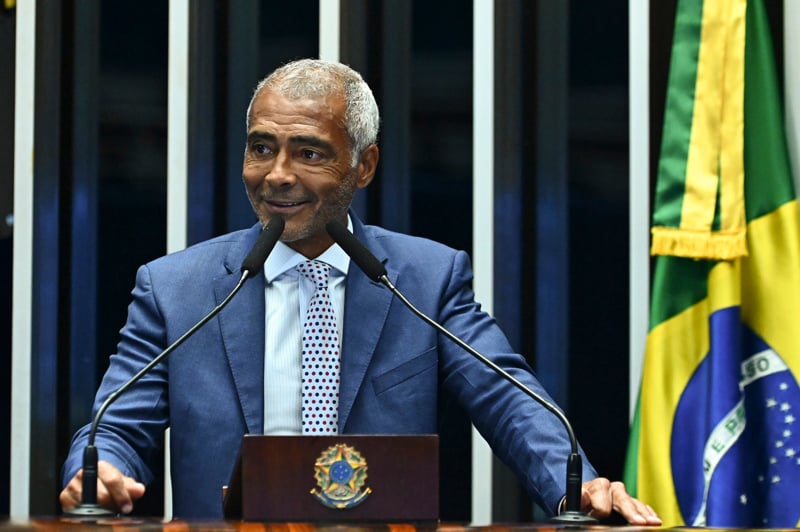 Em discurso, à tribuna, senador Romário (PL-RJ).
