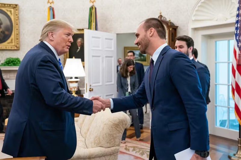 Eduardo Bolsonaro em encontro com Trump durante o governo de Jair Bolsonaro