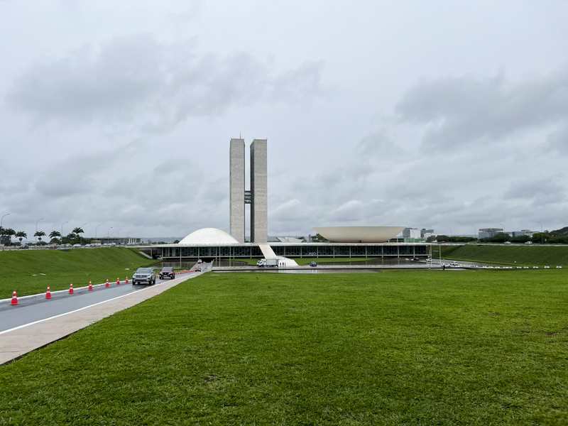 Polarização atual mina o respeito e desmonta as pontes do convívio democrático