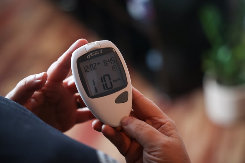 Monitor contínuo permite acompanhar os níveis de glicose sem perfurações, facilitando o controle da diabetes no dia a dia