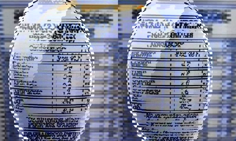 Projeto torna obrigatória a indicação de teor alcoólico em rótulos de alimentos.