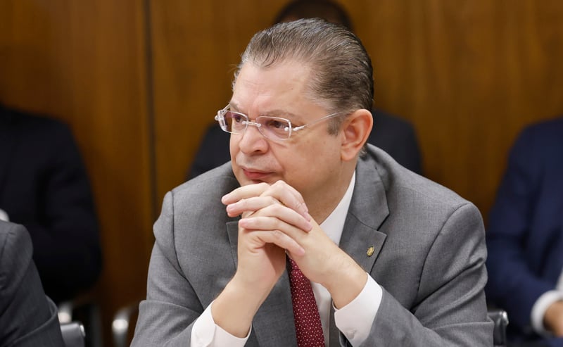 Oposição e governo discordam sobre necessidade de instalar uma CPI sobre o escândalo do INSS.