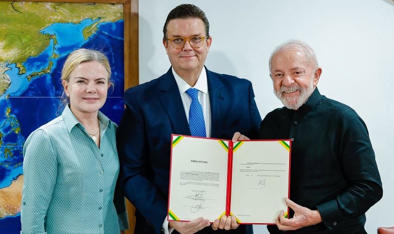 O novo ministro da Previdência Social, Wolney Queiroz, entre o presidente Lula e a ministra das Relações Institucionais, Gleisi Hoffmann.