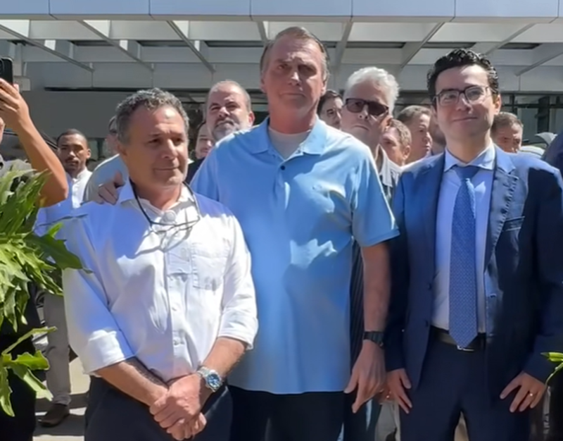 Bolsonaro na frente do Hospital DF Star, neste domingo (4), após receber alta.