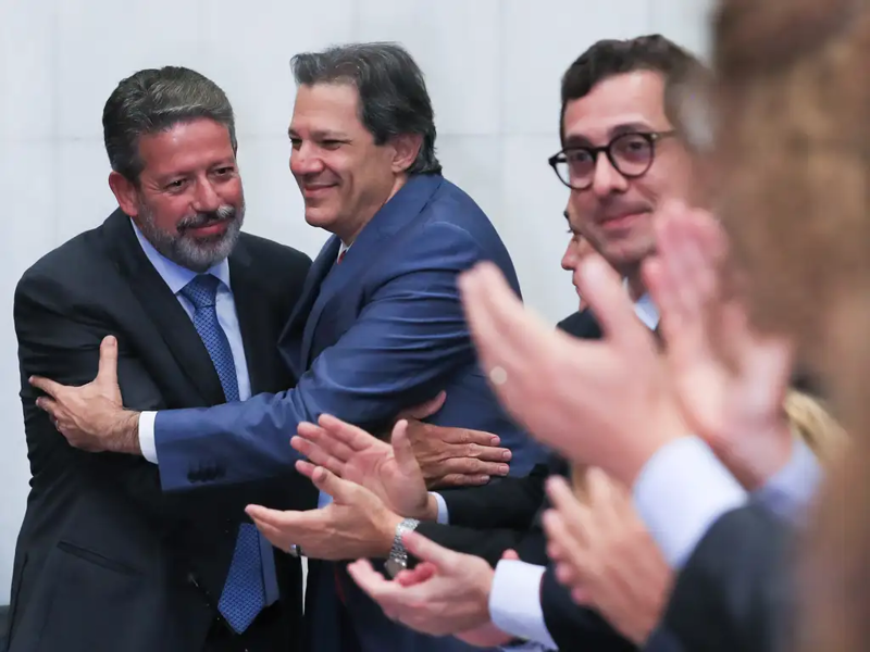Aprovação de projeto relatado por Arthur Lira, à esquerda, é considerada prioritária pelo ministro da Fazenda, Fernando Haddad