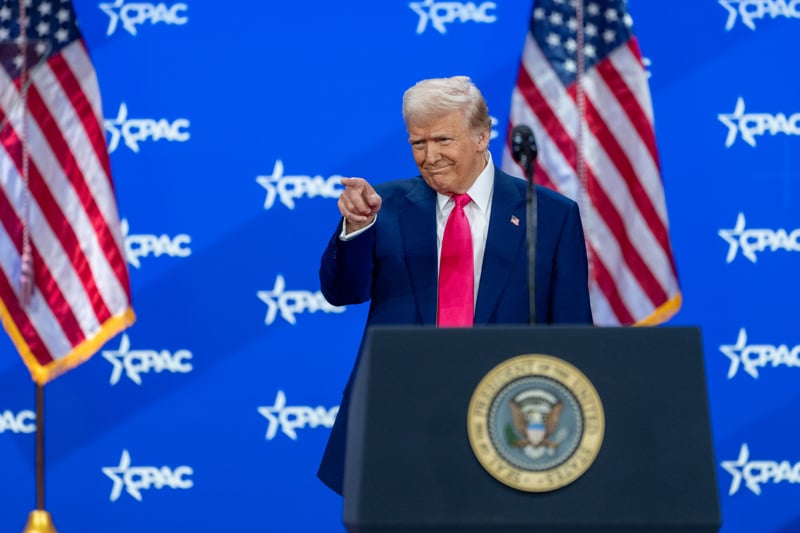 Apesar dos sinais de crise, Trump mantém apoio do mercado financeiro com promessas de cortes fiscais e desregulaçãof