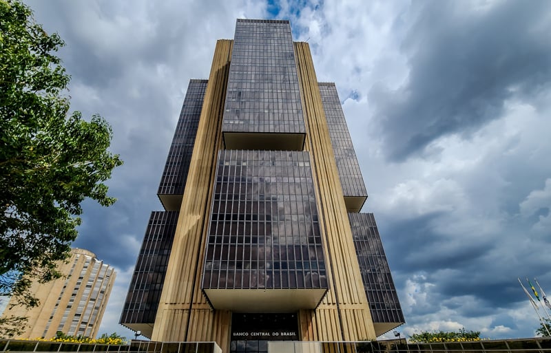Decisão do Banco Central visa conter inflação resistente e expectativas desancoradas, segundo comunicado.