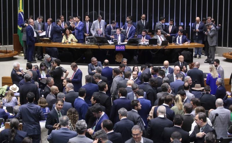 Plenário da Câmara dos Deputados: projeto que aumenta número de parlamentares tem níveis de apoio distintos por região.