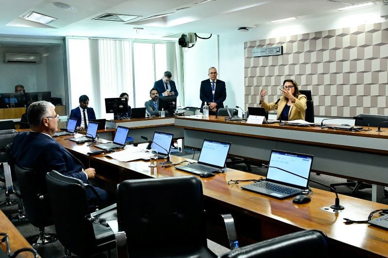 O senador Eduardo Girão (Novo-CE) na Comissão de Esportes do Senado, conversa com a senadora Leila Barros (PDT-DF), presidente do colegiado.