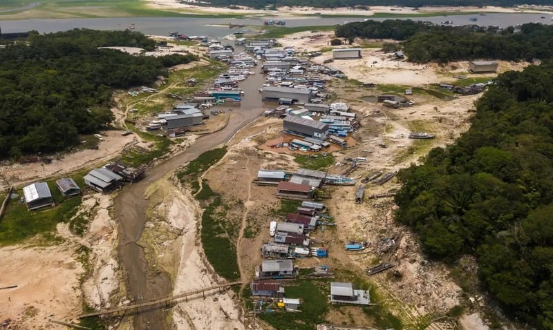 Rio Amazonas em nível abaixo da média histórica da seca