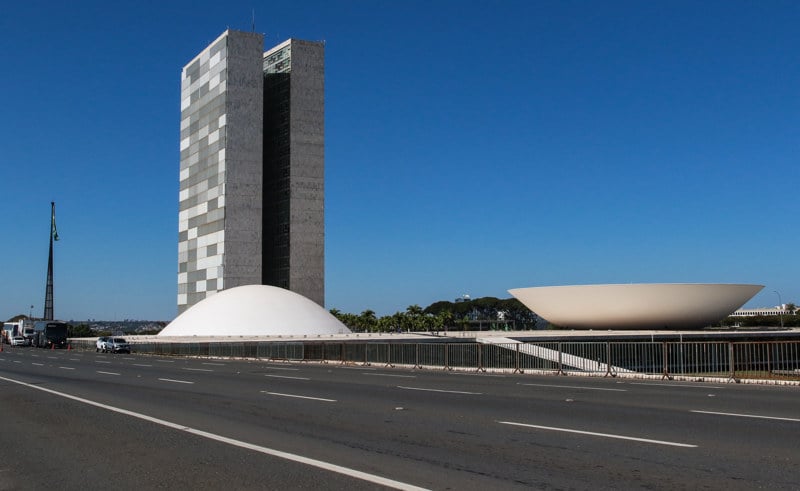 Parlamentares se dividem entre apoio entusiástico e rejeição absoluta à anistia.