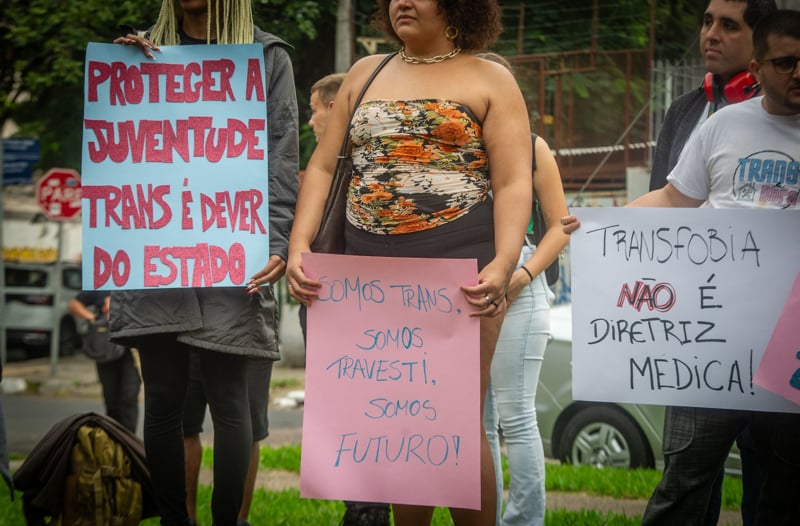 Medida do CFM compromete direitos básicos, reforça exclusão e pode levar milhares de trans ao abandono clínico.