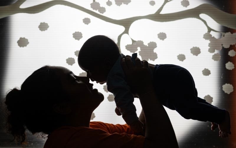 Partos de adolescentes foram 11,8% em 2023, menos da metade do percentual de 2003.