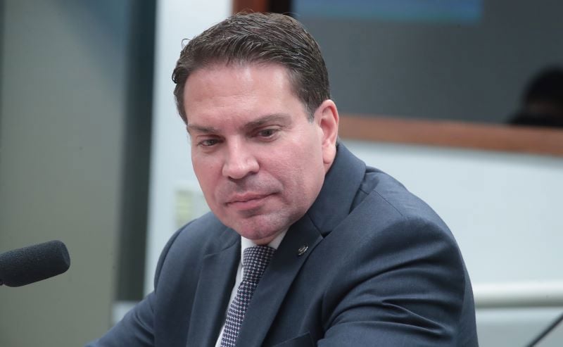 O deputado Delegado Ramagem (PL-RJ) segue respondendo por abolição violenta do Estado Democrático de Direito, golpe de Estado e organização criminosa.