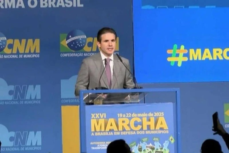 Hugo Motta participa da abertura da 26ª Marcha a Brasília e reafirma apoio às demandas dos municípios.