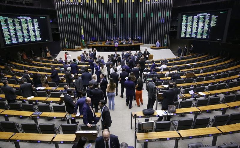 Fragmentação partidária e emendas impositivas enfraquecem o poder de articulação do Executivo no Congresso.