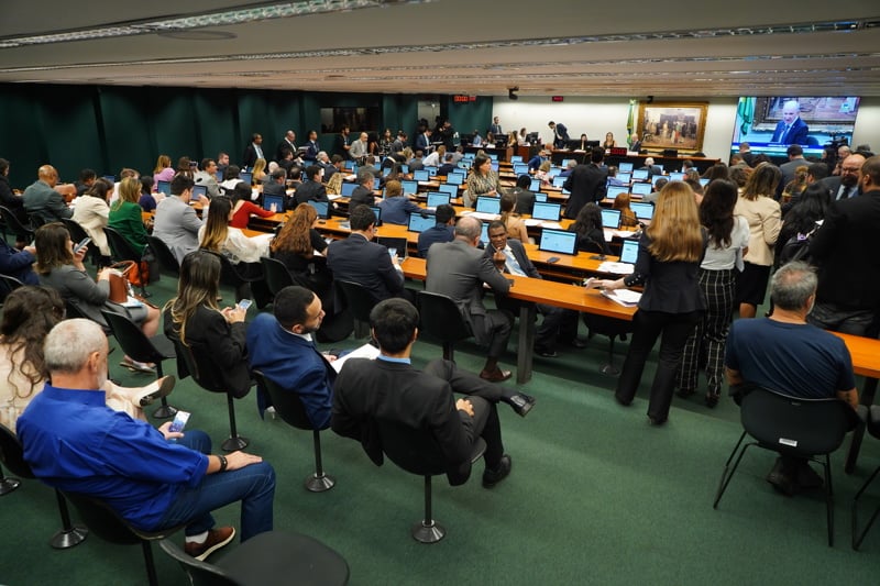 Texto exige códigos de conduta, escuta ativa e campanhas em instituições que atendem crianças e adolescentes.