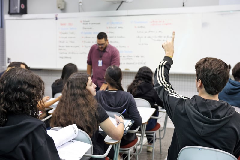 Projeto da deputada Fernanda Pessoa propõe diretrizes para capacitar professores em práticas inclusivas.